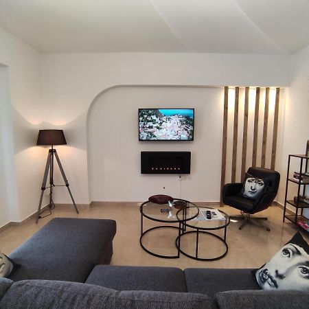 Grey Swan - Modern & Stylish Apartment With Private Parking Волос Экстерьер фото